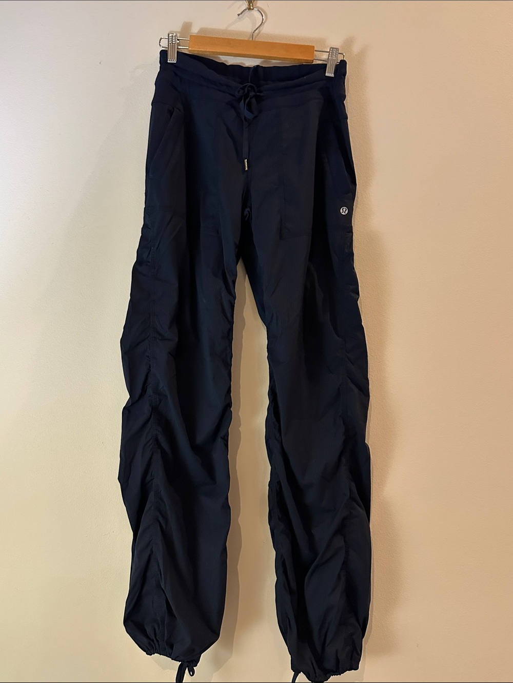 lululemon athletica womenโs size 6 Dark Navy Drawstring Joggers
